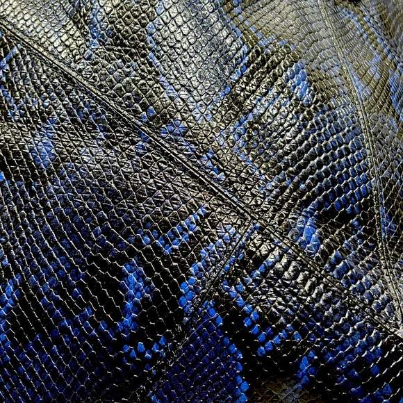 Marc Jacobs Authentic Large Blue/Black Python Embossed Leather Embellished Tote - Picture 8 of 15